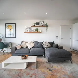 Apartment Stunning Riverside View Apartment, Near Canary Wharf & O2, London